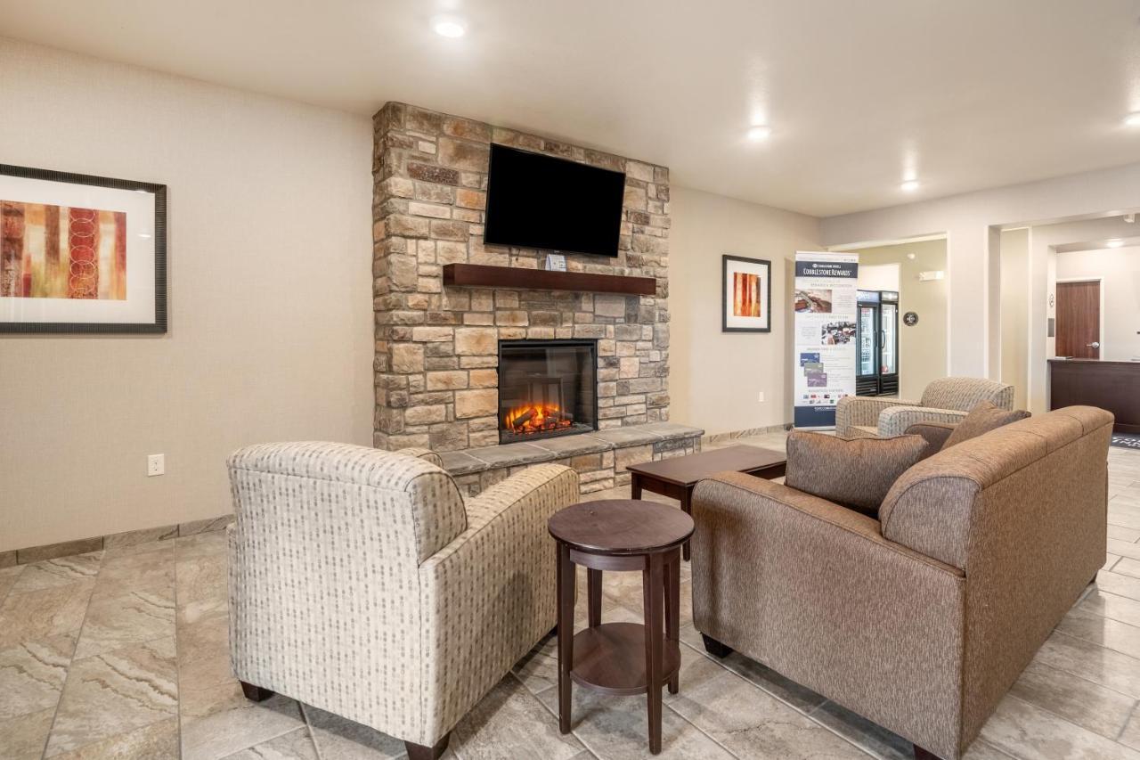 Cobblestone Hotel & Suites - Andrews Bagian luar foto