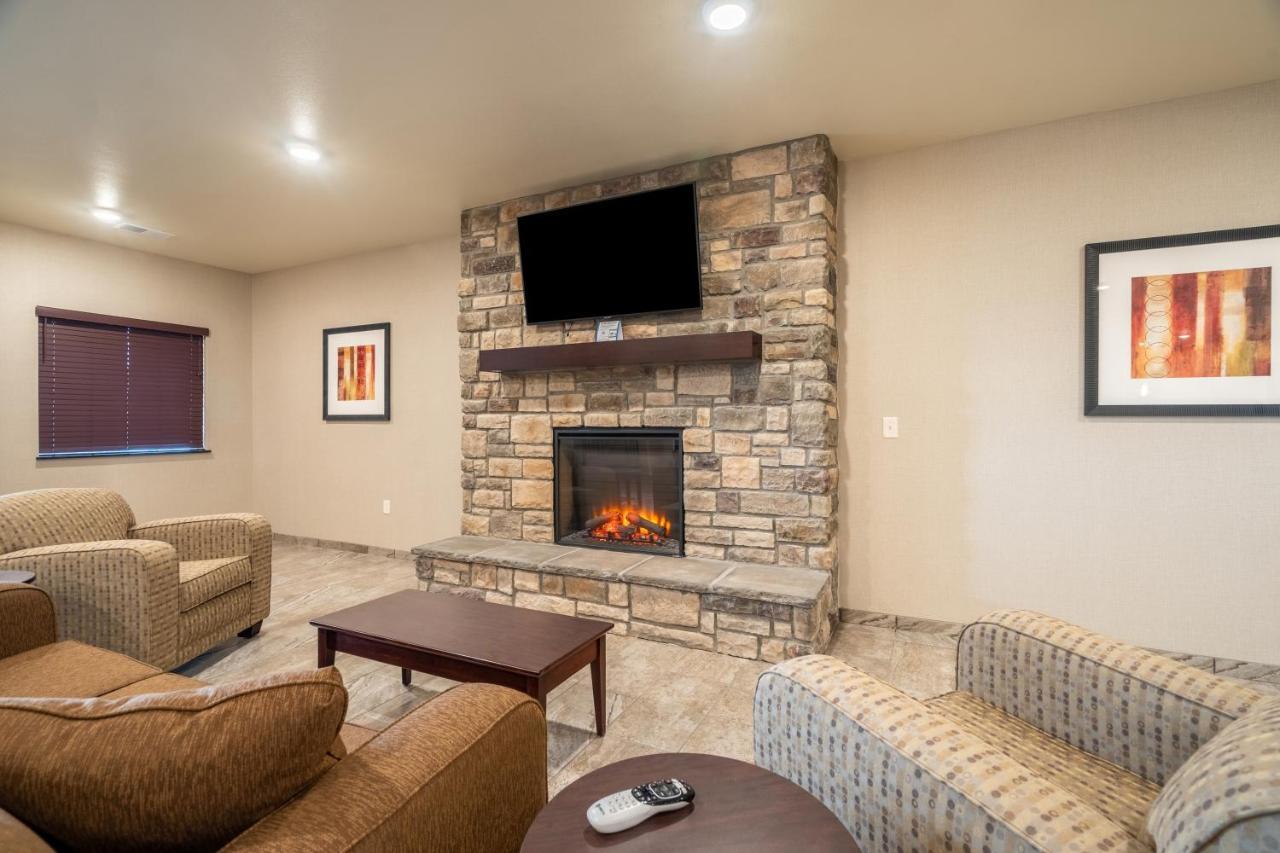Cobblestone Hotel & Suites - Andrews Bagian luar foto