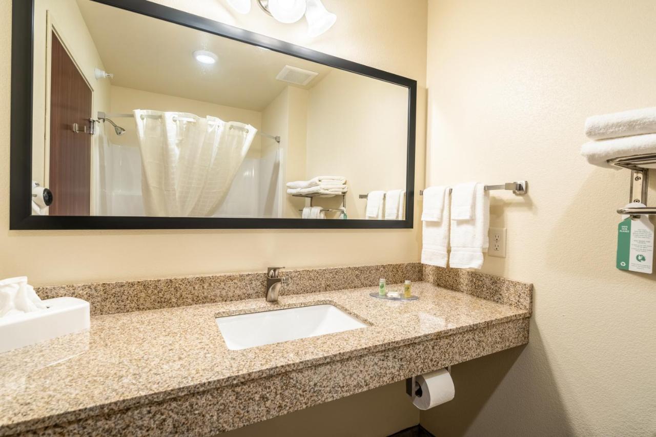Cobblestone Hotel & Suites - Andrews Bagian luar foto