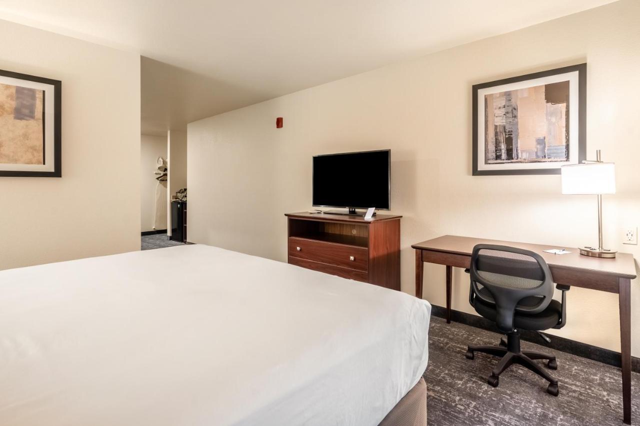 Cobblestone Hotel & Suites - Andrews Bagian luar foto